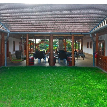 Nyakiglab Villa Szegi Buitenkant foto