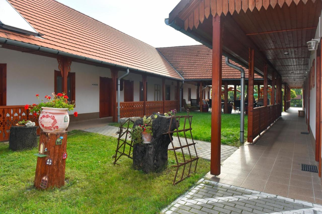 Nyakiglab Villa Szegi Buitenkant foto