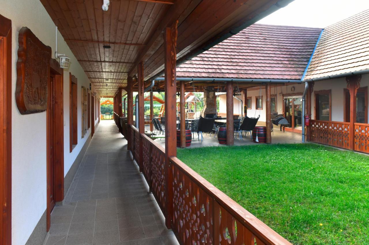 Nyakiglab Villa Szegi Buitenkant foto