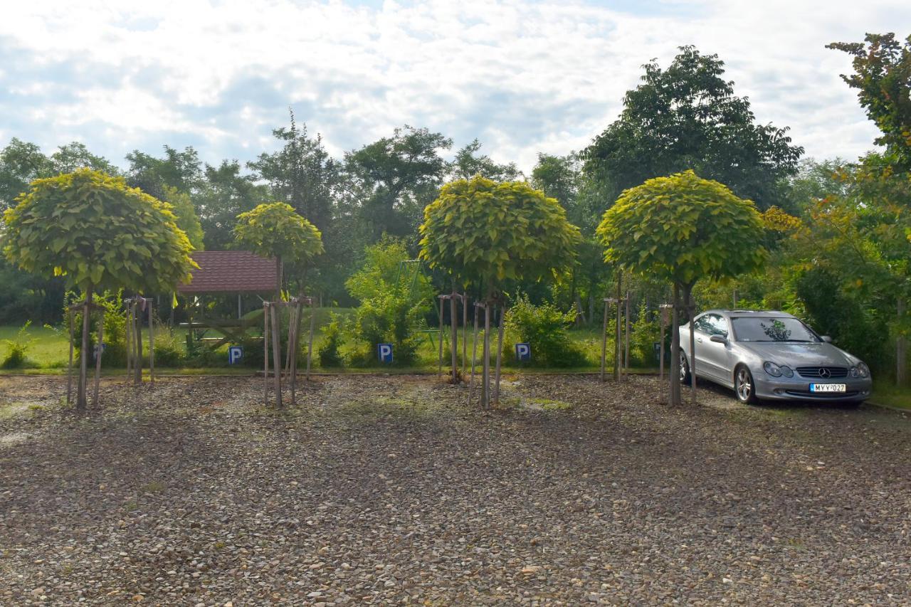 Nyakiglab Villa Szegi Buitenkant foto
