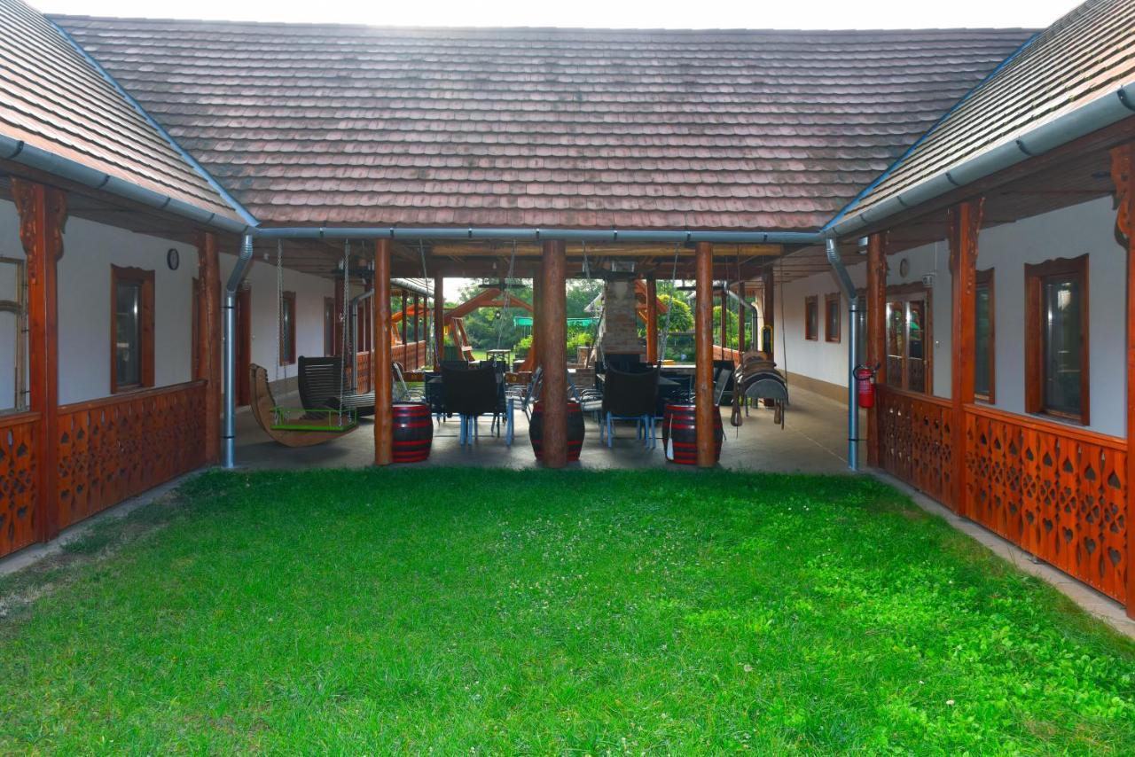 Nyakiglab Villa Szegi Buitenkant foto