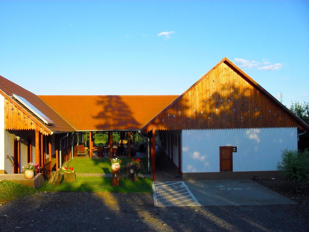 Nyakiglab Villa Szegi Buitenkant foto